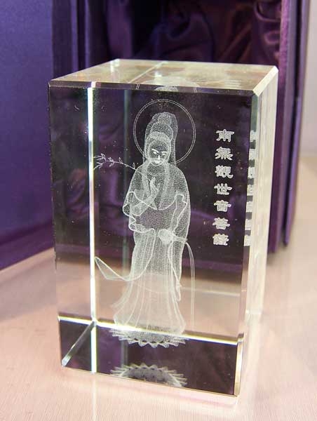 Guan Yin  Einsteiger-Set, 3D Laserkristall mit LED & Aura Spray